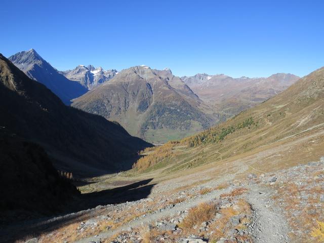 im Zick-zack führt der Weg bei Punkt 2133 m.ü.M. weiter abwärts