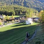 Blick zurück nach Plans 1387 m.ü.M. und die Holzbrücke, über die wir den Inn überquert haben