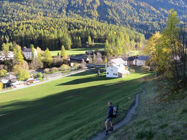 Blick zurück nach Plans 1387 m.ü.M. und die Holzbrücke, über die wir den Inn überquert haben