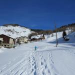 der Schneeschuhweg führt rechts an Sur 1610 m.ü.M. vorbei