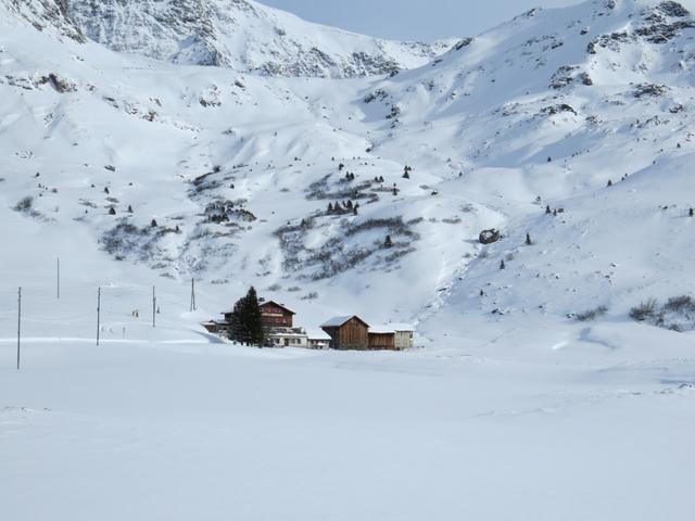 das Berghaus Piz Platta in Tigias taucht vor uns auf