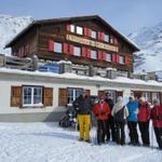 die ganze Gruppe vor dem Berghaus Piz Platta in Tigias 1975 m.ü.M.