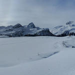 schönes Breitbildfoto vom Berghaus Piz Platta aus gesehen. Links der Piz Platta, rechts der Piz Arblatsch