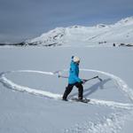 Mäusi zeichnet ein Herz im Schnee