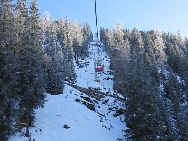 mit der Sesselbahn fahren wir bei -15 Grad hinauf zum Darlux Skigebiet