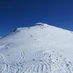 der Schneeschuhtrail führt alles dem sehr breiten Grat hinauf zum Piz Darlux