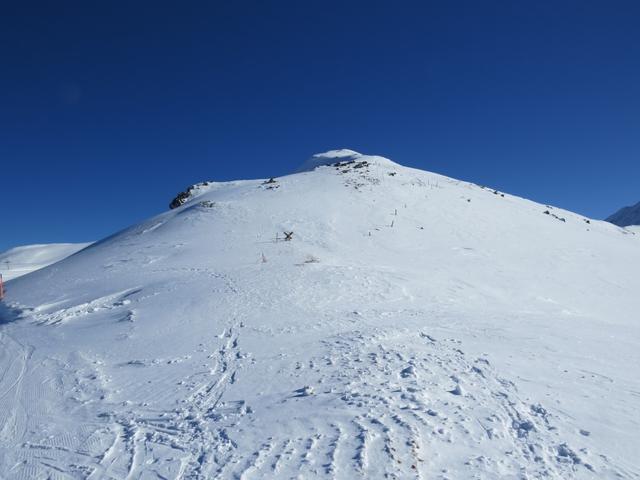 der Schneeschuhtrail führt alles dem sehr breiten Grat hinauf zum Piz Darlux