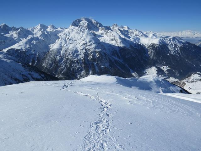 mit dem Piz Ela im Blickfeld beginnen wir nun mit dem Abstieg