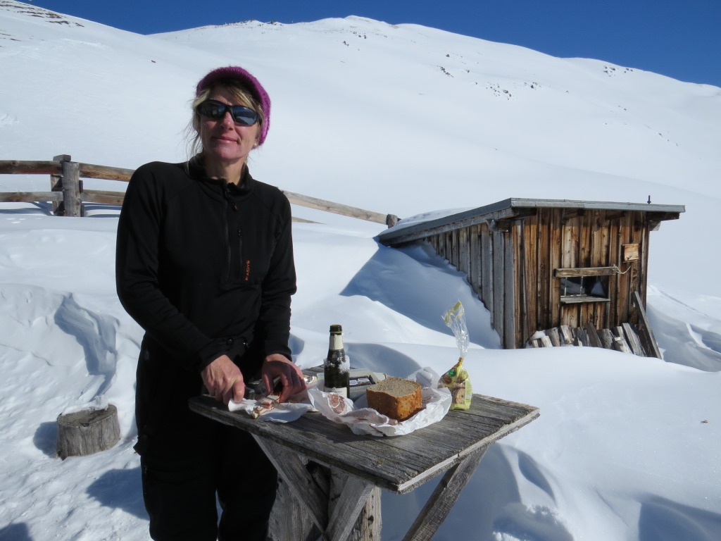 bei einer kleinen Hütte direkt neben der Skipiste, legen wir die Mittagspause ein