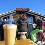 als Abschluss dieser schönen Schneeschuhtour, geniessen wir bei der Skibar einen Hüttenkaffee