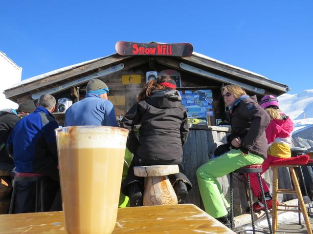 als Abschluss dieser schönen Schneeschuhtour, geniessen wir bei der Skibar einen Hüttenkaffee