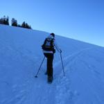 hier ziehen wir die Schneeschuhe an und los geht die Schneeschuhwanderung