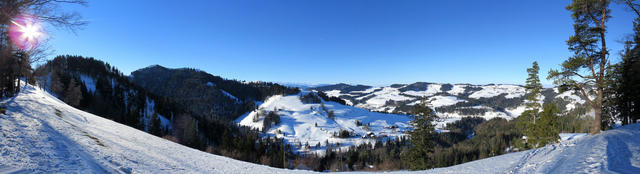 schönes Breitbildfoto aufgenommen bei Punkt 1074 m.ü.M.