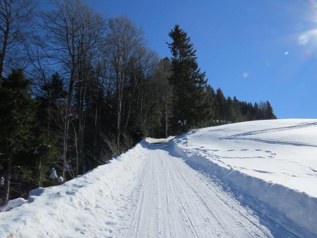 auf der schneebedeckten Strassen geht es nun wieder aufwärts