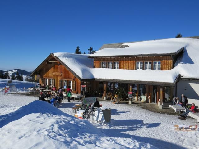 beim Berggasthaus Farneralp legen wir auf der sonnenverwöhnten Terrasse eine Pause ein