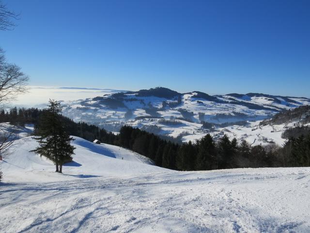 bei Boden 1042 m.ü.M. mit Blick ins Tösstal