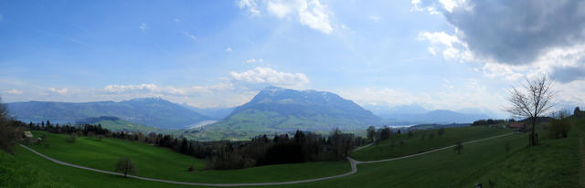 schönes Breitbildfoto mit Rossberg links, Zugersee und Rigi. Beide haben wir schon besucht