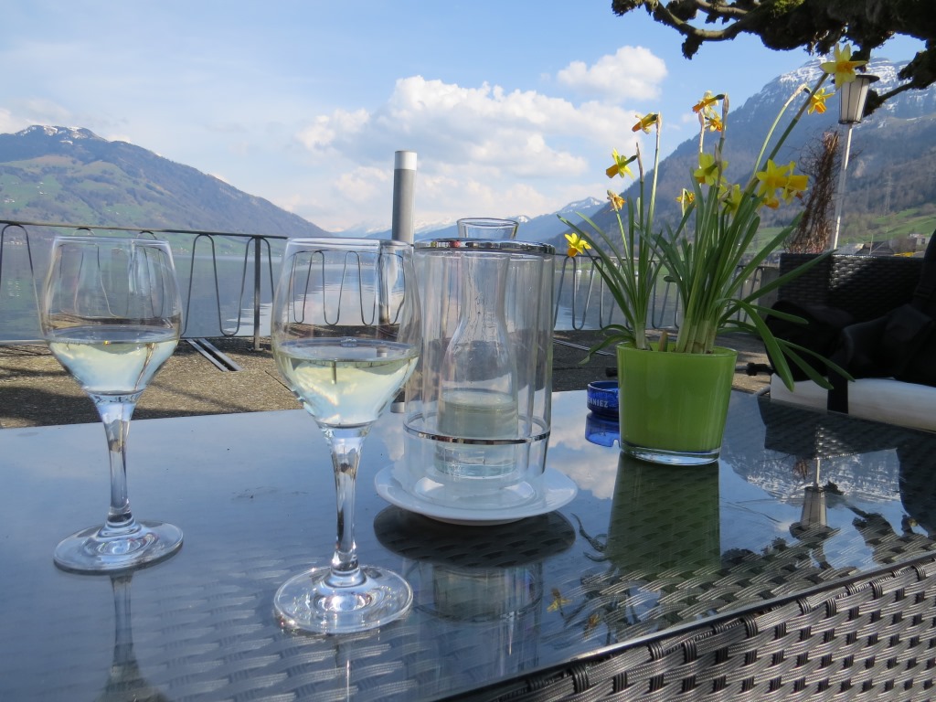 ein Glas Weisswein von der Region rundet die Wanderung ab