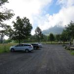 beim grossen Parkplatz auf der Seebodenalp. An den Wochenenden herrscht hier grosses Gedränge