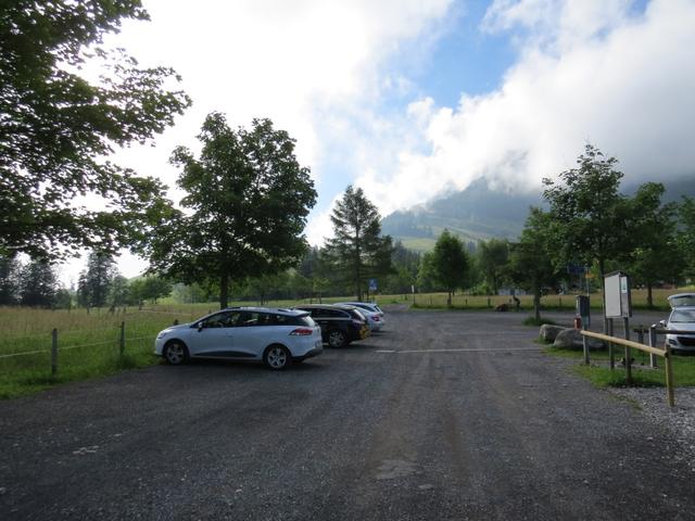 beim grossen Parkplatz auf der Seebodenalp. An den Wochenenden herrscht hier grosses Gedränge