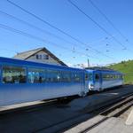 vor uns fährt gerade ein Zug voller Touristen auf die Rigi