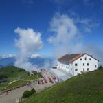 vorbei am Hotel Rigi Kulm, mit seinen vielen Touristen...