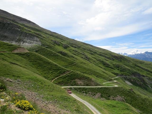 gut ersichtlich der obere Wanderweg. Er wird uns auf den Restipass bringen