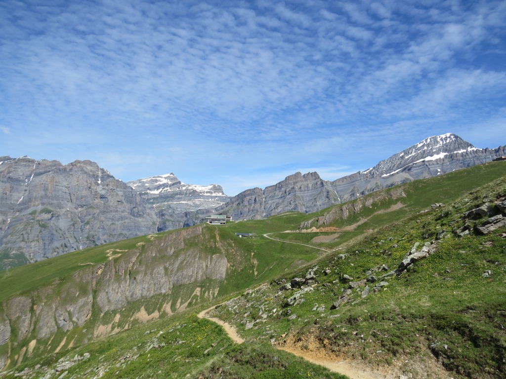 Blick zurück zur Bergstation. Im Hintergrund Wildstrubel, Gemmipass und Rinderhorn
