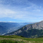 sehr schönes Breitbildfoto. Links die Walliser Bergriesen, das Rhonetal und rechts die Berge um den Wildstrubel