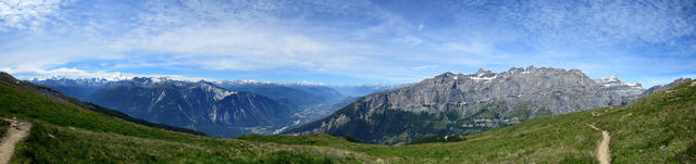 sehr schönes Breitbildfoto. Links die Walliser Bergriesen, das Rhonetal und rechts die Berge um den Wildstrubel