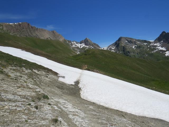 die tiefste Einkerbung ist der Restipass. Dort drüber führt uns die heutige Wanderung