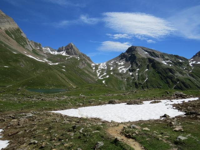 bei Punkt 2364 m.ü.M. erscheint vor uns der Wysse See