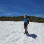 Mäusi geniesst den Schnee und die warme Sonne