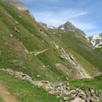 über die steilen Abhänge der Alp Dorbeggen führt uns der Wanderweg hinauf zum Restipass