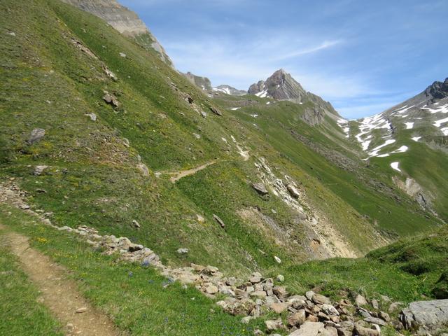 über die steilen Abhänge der Alp Dorbeggen führt uns der Wanderweg hinauf zum Restipass