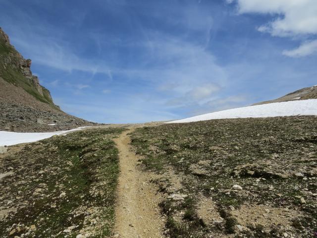 der Wanderweg führt nun über ockerfarbigen pulvrig-sandiger Erde