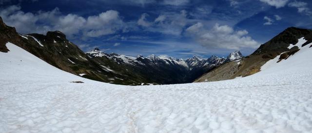 schönes Breitbildfoto vom Restipass, mit Blick in das Lötschental