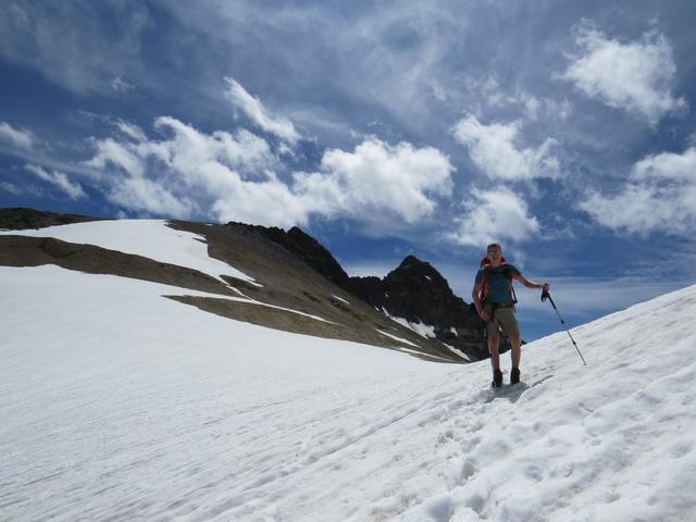 der Abstieg vom Restipass, (der höchste Punkt der heutigen Wanderung), kann beginnen