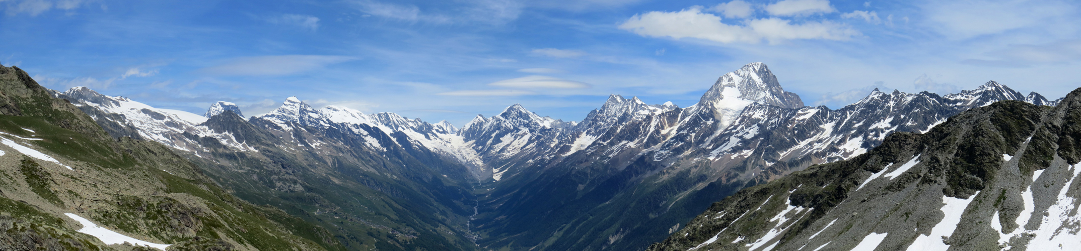 wunderschönes Breitbildfoto, mit Blick in das ganze Lötschental. Rechts das Bietschhorn