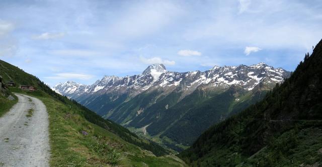 das ganze Lötschental ist ersichtlich. Der Bergkoloss in der Mitte ist das Bietschhorn