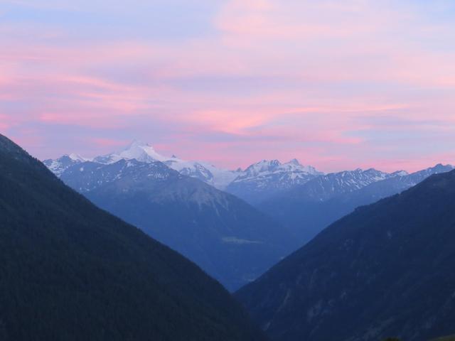 von der Terrasse können wir einen schönen Sonnenuntergang mit Blick zum Weisshorn geniessen