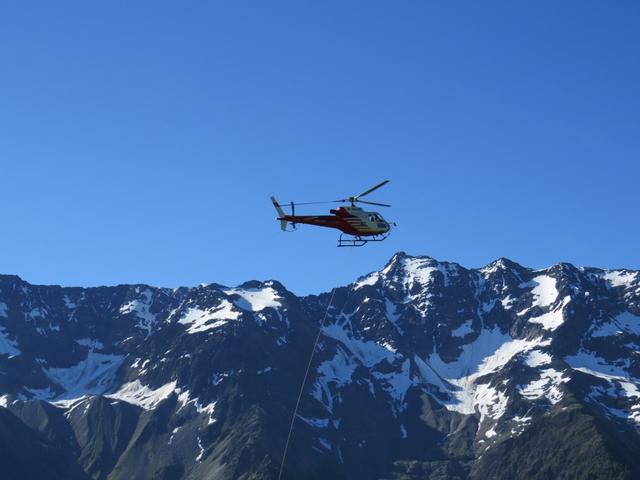 über unsere Köpfe braust ein Helikopter hinweg