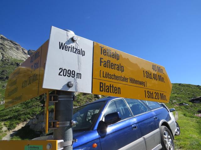 Wegweiser bei der kleinen Alpsiedlung von Weritzalp 2099 m.ü.M.