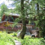 mitten im Wald taucht das Hotel Fafleralp auf