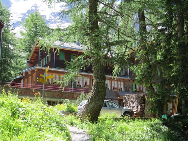 mitten im Wald taucht das Hotel Fafleralp auf