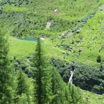 Blick ins Tal der noch jungen Lonza und zum Grundsee. Tief hat sich die Lonza in eine Schlucht gegraben