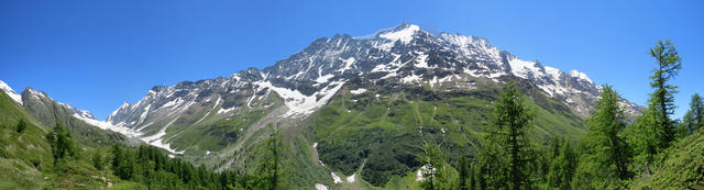 schönes Breitbildfoto mit Blick auf die andere Talseite und zum Breithorn