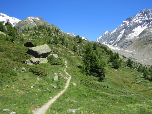 bei der Weggabelung 2015 m.ü.M. wandern wir weiter geradeaus