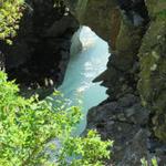 tief hat sich das Wasser wo vom Jegigletscher ins Tal fliesst, in den Felsen gegraben