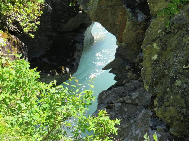 tief hat sich das Wasser wo vom Jegigletscher ins Tal fliesst, in den Felsen gegraben